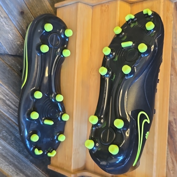 NIKE SPOT SHOES - Picture 3 of 9